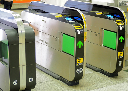 電車に乗るときに通過する、自動改札機の写真。