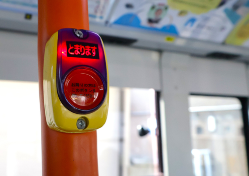 バスを降りるときに押す降車ボタンの写真。